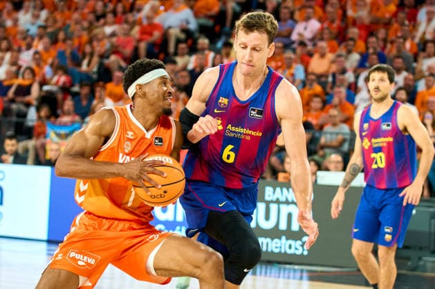June 18, 2026, Valencia, Spain: BRAXTON KEY of Valencia Basket, JAN VESELY of FC Barcelona, Barca seen in action during the Liga Endesa PlayOff Final Game 1 between Valencia Basket vs Fc Barcelona at Roig Arena Stadium. Valencia Spain - ZUMA 20260618_mda_v152_454 Copyright: xGermanxVidalxPoncex