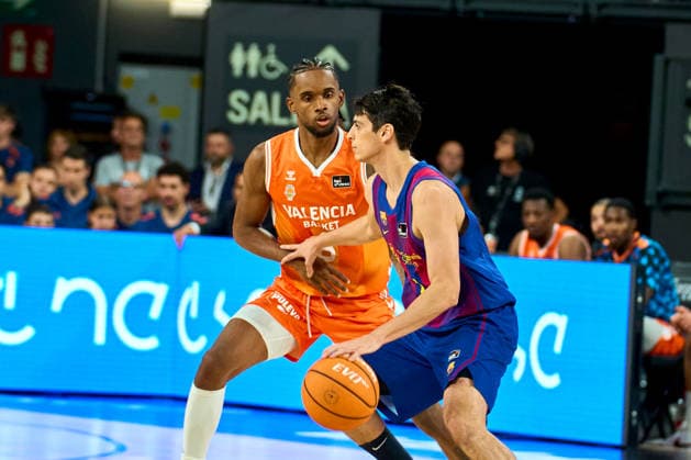 June 18, 2026, Valencia, Spain: JEAN MONTERO of Valencia Basket, DARIO BRIZUELA of FC Barcelona, Barca seen in action during the Liga Endesa PlayOff Final Game 1 between Valencia Basket vs Fc Barcelona at Roig Arena Stadium. Valencia Spain - ZUMA 20260618_mda_v152_467 Copyright: xGermanxVidalxPoncex