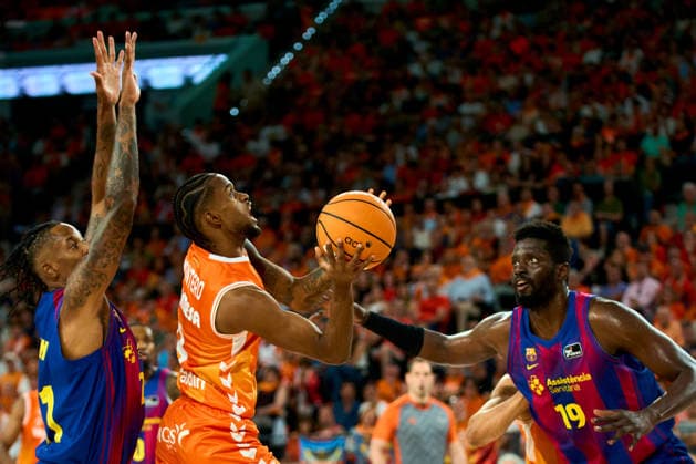 June 18, 2026, Valencia, Spain: JEAN MONTERO of Valencia Basket, YOUSSOUPHA FALL of FC Barcelona, Barca seen in action during the Liga Endesa PlayOff Final Game 1 between Valencia Basket vs Fc Barcelona at Roig Arena Stadium. Valencia Spain - ZUMA 20260618_mda_v152_462 Copyright: xGermanxVidalxPoncex
