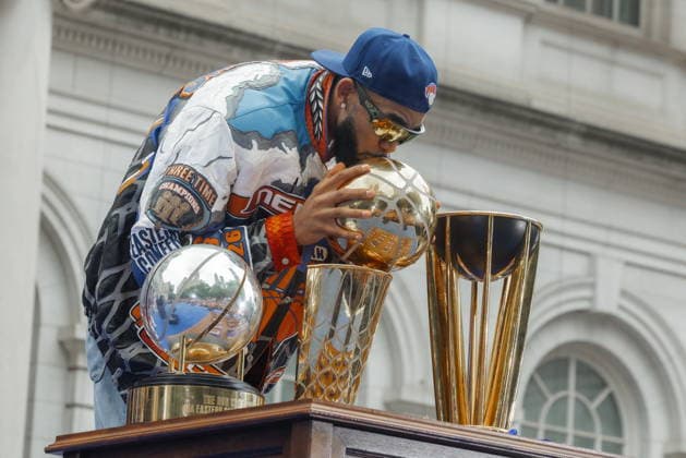 New York Knicks ticker-tape victory parade Karl-Anthony Towns kisses the NBA, Basketball Herren, USA championship trophy during the 2026 Knicks Championship City Hall celebration ceremony in New York, New York, USA, 18 June 2026. NEW YORK NEW YORK United States  Copyright: xOLGAxFEDOROVAx