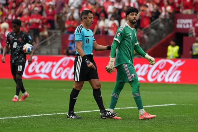 Canada v Qatar - FIFA World Cup, WM, Weltmeisterschaft, Fussball 2026 - Group B VANCOUVER, CANADA - JUNE 18: Referee Cristian Marcelo Garay Reyes talks with the goalkeeper of Qatar Mahmoud Abunada (1) during the 2026 FIFA World Cup First Stage Group B match between Canada and Qatar at BC Place Stadium in Vancouver, Canada on June 18, 2026. Ercin Erturk Anadolu British Columbia Canada. Editorial use only. Please get in touch for any other usage.  Copyright: x2026xAnadoluxErcinxErturkx