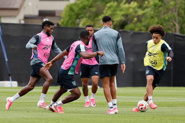 Adalberto Carrasquilla (R) of Panama participates in a training session at the Nottawasaga sports complex in Ontario, Canada, 18 June 2026. Panama s national team, Nationalteam training in Canada !ACHTUNG: NUR REDAKTIONELLE NUTZUNG!  Copyright: xBienvenidoxVelascox GR5006 20260618-55020640829_1