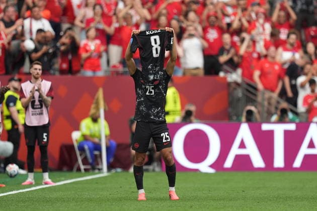 Canada v Qatar - FIFA World Cup, WM, Weltmeisterschaft, Fussball 2026 - Group B VANCOUVER, CANADA - JUNE 18: Nathan Saliba (25) of Canada raises injured Ismael Kone s jersey as part of his goal celebration during the 2026 FIFA World Cup First Stage Group B match between Canada and Qatar at BC Place Stadium in Vancouver, Canada on June 18, 2026. Ercin Erturk Anadolu British Columbia Canada. Editorial use only. Please get in touch for any other usage.  Copyright: x2026xAnadoluxErcinxErturkx