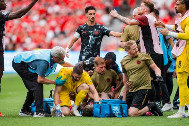 FIFA World Cup, WM, Weltmeisterschaft, Fussball 2026 - Group B - Canada vs Qatar Canada goalkeeper Maxime Crepeau (2-L) attends to teammate Ismael Kone (lying down) after Kone was tackled by Qatar midfielder Assim Madibo during the FIFA World Cup 2026 group stage match between Canada and Qatar in Vancouver, Canada, 18 June 2026. VANCOUVER Canada  Copyright: xBOBxFRIDx