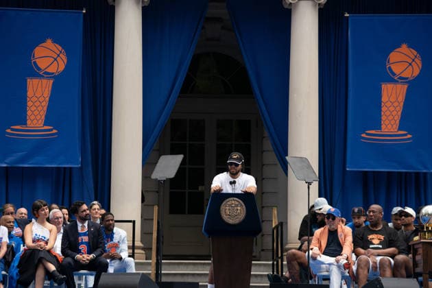 2026 New York Knicks Championship Ceremony At City Hall in NYC, USA - 18 Jun 2026 Jalen Brunson speaks during the 2026 NBA, Basketball Herren, USA Championship ceremony for the new York Knicks in New York City on Thursday, June 18, 2026. New York United States Copyright: xDerekxFrenchx xSOPAxImagesx NY_KnicksWinNBACeremony18JUN26_33