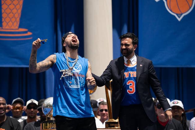 2026 New York Knicks Championship Ceremony At City Hall in NYC, USA - 18 Jun 2026 Jose Alvarado celebrates after being presented a Key to the City by New York City Mayor, Zohran Mamdani during the 2026 NBA, Basketball Herren, USA Championship ceremony at City Hall in New York City on Thursday, June 18, 2026. New York United States Copyright: xDerekxFrenchx xSOPAxImagesx NY_KnicksWinNBACeremony18JUN26_35