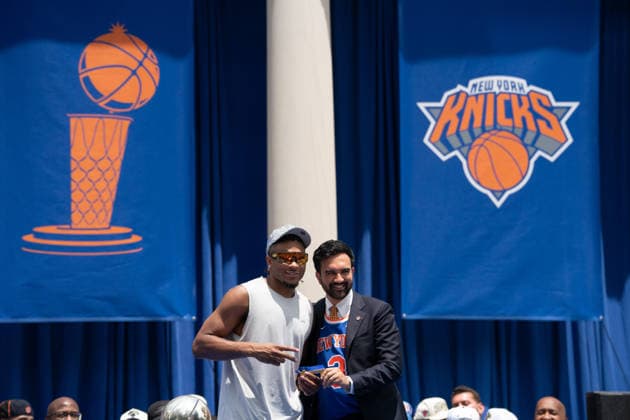 2026 New York Knicks Championship Ceremony At City Hall in NYC, USA - 18 Jun 2026 New York City Mayor, Zohran Mamdani presents Miles McBride of the New York Knicks with a Key to the City during the 2026 NBA, Basketball Herren, USA Championship ceremony at City Hall in New York City on Thursday, June 18, 2026. New York United States Copyright: xDerekxFrenchx xSOPAxImagesx NY_KnicksWinNBACeremony18JUN26_36