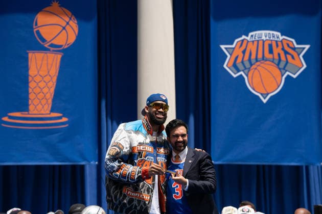 2026 New York Knicks Championship Ceremony At City Hall in NYC, USA - 18 Jun 2026 New York City Mayor, Zohran Mamdani presents Karl-Anthony Towns of the New York Knicks with a Key to the City during the 2026 NBA, Basketball Herren, USA Championship ceremony at City Hall in New York City on Thursday, June 18, 2026. New York United States Copyright: xDerekxFrenchx xSOPAxImagesx NY_KnicksWinNBACeremony18JUN26_40