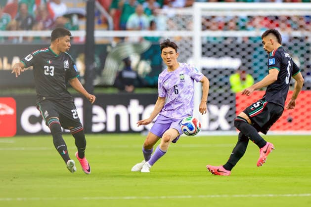 FIFA WORLD CUP 2026 MEXICO VS SOUTH KOREA FIFA WORLD CUP 2026 MEXICO VS SOUTH KOREA MEXICO VS SOUTH KOREA 06 18 2026 GUADALAJARA, JALISCO Action photo of HWANG Inbeom of South Korea (6) and Johan Vasquez (R) of Mexico during the Round 1 Group A match of the 2026 FIFA World Cup, held at the Estadio Guadalajara in Guadalajara, Jalisco Action photo of HWANG Inbeom of South Korea (No. 6) and Johan Vasquez (R) of Mexico, during a Round 1 Group A match of the 2026 FIFA World Cup, held at the Estadio Guadalajara in Guadalajara, Jalisco. PHOTO BY IMAGENSHOP PHOTO AGENCY GUADALAJARA, JALISCO, MEXICO,detected_source_language Copyright: xJORGExREYESx