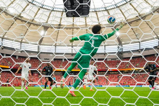 FIFA World Cup, WM, Weltmeisterschaft, Fussball 2026 - Group B - Canada vs Qatar Qatar goalkeeper Mahmud Abunada makes a save on a shot by Canada forward Cyle Larin during the FIFA World Cup 2026 group stage match between Canada and Qatar in Vancouver, Canada, 18 June 2026. VANCOUVER Canada  Copyright: xBOBxFRIDx
