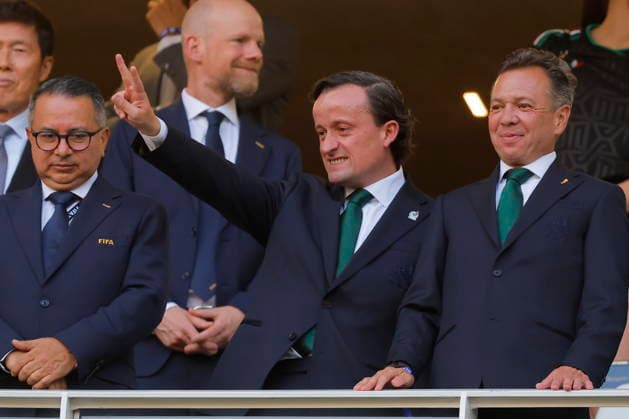 FIFA World Cup, WM, Weltmeisterschaft, Fussball 2026 - Group A - Mexico vs South Korea Liga MX President Mikel Arriola (C) poses for a photo with Jalisco Governor Pablo Lemus (R) prior to a Group A match in the 2026 FIFA World Cup between Mexico and South Korea at Akron Stadium in Guadalajara, Mexico, 18 June 2026. GUADALAJARA Mexico  Copyright: xFranciscoxGuascox