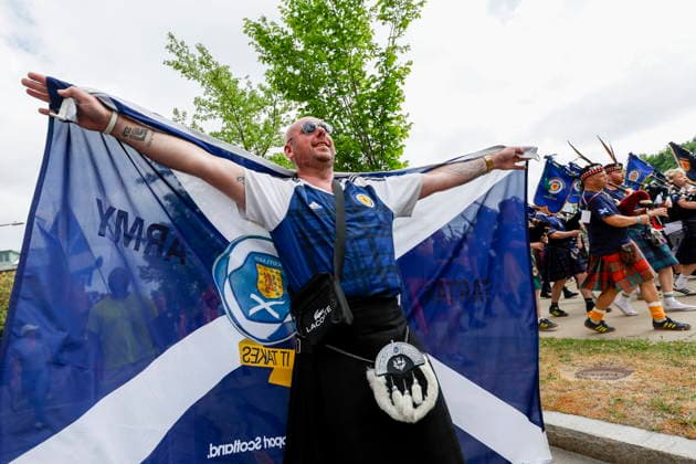 The Scotland fans Tartan Army march to support their team during the 2026 FIFA World Cup, WM, Weltmeisterschaft, Fussball A member of the Providence Tartan Army holds a flag during the Tartan Army Downtown March in Providence, Rhode Island, USA, 18 June 2026. Scotland takes on Morocco in a Group C match 19 June at Boston Stadium. PROVIDENCE RHODE ISLAND USA  Copyright: xGREGxM.xCOOPERx