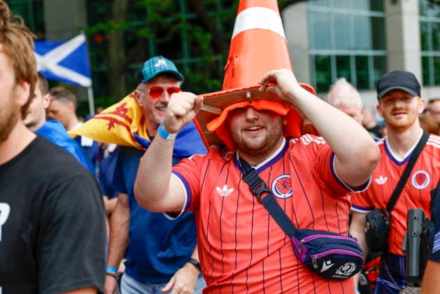 The Scotland fans Tartan Army march to support their team during the 2026 FIFA World Cup, WM, Weltmeisterschaft, Fussball Aiden McBryan of Glasgow wears a traffic cone during the Tartan Army Downtown March in Providence, Rhode Island, USA, 18 June 2026. Scotland takes on Morocco in a Group C match 19 June at Boston Stadium. PROVIDENCE RHODE ISLAND USA  Copyright: xGREGxM.xCOOPERx