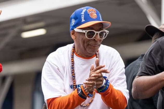 NY: Ticker-tape parade for The Knicks basketball team Spike Lee attends ticker-tape parade honoring Knicks basketball team winning NBA, Basketball Herren, USA Championship for 2025-2026 season in Canyon of Heroes from Battery Park along Lower Broadway to the City Hall in New York, NY on June 18, 2026. The Knicks captured their first NBA championship in 53 years and thousand of fans lined up to see their best team in decades. New York New York United States Copyright: LevxRadin