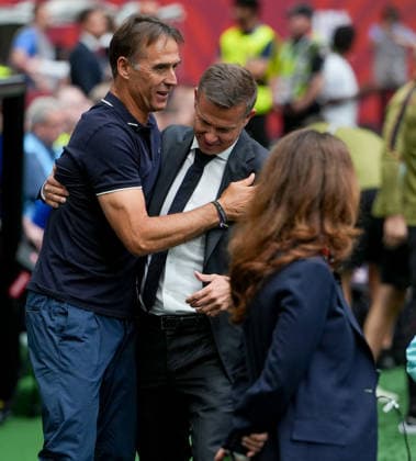 Canada v Qatar - FIFA World Cup, WM, Weltmeisterschaft, Fussball 2026 - Group B VANCOUVER, CANADA - JUNE 18: Qatar head coach Julen Lopetegui (L) greets Canada head coach Jesse Marsch before the 2026 FIFA World Cup Group B match at BC Place Stadium in Vancouver, Canada, on June 18, 2026. Ercin Erturk Anadolu Vancouver Canada. Editorial use only. Please get in touch for any other usage.  Copyright: x2026xAnadoluxErcinxErturkx