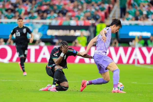 FIFA WORLD CUP 2026 MEXICO VS SOUTH KOREA FIFA WORLD CUP 2026 MEXICO VS SOUTH KOREA MEXICO VS SOUTH KOREA 06 18 2026 GUADALAJARA, JALISCO Action photo of Julian Quinones (No. 16) of Mexico and LEE Hanbeom (No. 2) of South Korea during the Round 1 Group A match of the 2026 FIFA World Cup, held at the Estadio Guadalajara in Guadalajara, Jalisco Action photo of Julian Quinones (No. 16) of Mexico and LEE Hanbeom (No. 2) of South Korea, during a Round 1 Group A match of the 2026 FIFA World Cup, held at the Estadio Guadalajara in Guadalajara, Jalisco. PHOTO BY IMAGENSHOP PHOTO AGENCY GUADALAJARA, JALISCO, MEXICO,detected_source_language Copyright: xYOALIxMARTINEZx