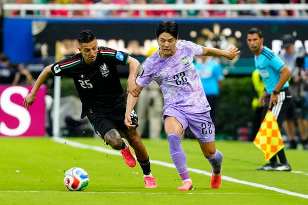 FIFA World Cup, WM, Weltmeisterschaft, Fussball 2026 - Group A - Mexico vs South Korea Roberto Alvarado (L) of Mexico vies for the ball with Seol Young-woo (R) of South Korea during a Group A match in the FIFA World Cup 2026 Mexico against South Korea at Akron Stadium in Guadalajara, Mexico, 18 June 2026. GUADALAJARA Mexico  Copyright: xFranciscoxGuascox