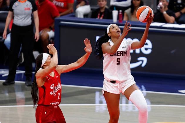 INDIANAPOLIS, IN - JUNE 18: Atlanta Dream forward Angel Reese (5) drives to the basket and goes in for two in the second half of play during a WNBA, Basketball Damen, USA game between the Atlanta Dream and the Indiana Fever on June 18, 2026 at Gainbridge Fieldhouse in Indianapolis, IN.(Photo by Jeffrey Brown Icon Sportswire) WNBA: JUN 18 Atlanta Dream at Indiana Fever EDITORIAL USE ONLY Icon06182602861826