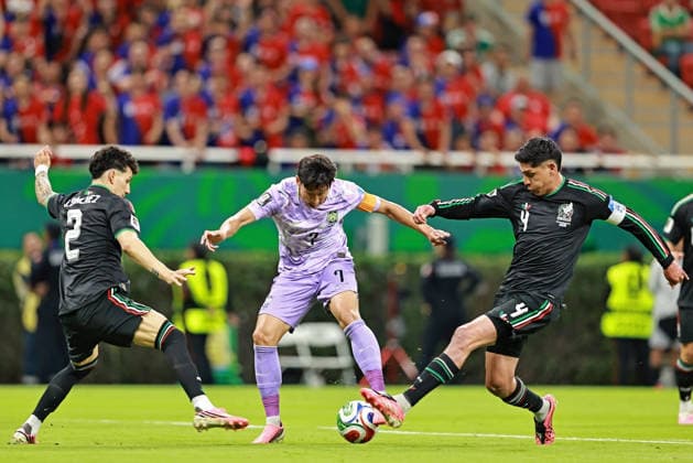 June 18, 2026, Guadalajara, Jalisco, Mexico: Jorge Sanchez and Edson Alvarez of Mexico battles for possession ball with Son Heung-min of Korea Republic during the match between Mexico and Korea Republic for the 2st round of the group A of the FIFA World Cup, WM, Weltmeisterschaft, Fussball 2026, at Guadalajara Stadium, in Guadalajara, Mexico on June 18, 2026. Photo: DiaEsportivo Guadalajara Mexico - ZUMAh208 20260618_zsp_h208_044 Copyright: xHeulerxAndreyx