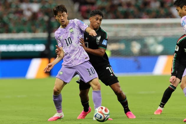 FIFA World Cup, WM, Weltmeisterschaft, Fussball 2026 - Group A - Mexico vs South Korea Luis Romo (R) of Mexico vies for the ball with Lee Jae-sung of South Korea during a Group A match in the FIFA World Cup 2026 Mexico against South Korea at Akron Stadium in Guadalajara, Mexico, 18 June 2026. GUADALAJARA Mexico  Copyright: xAlexxCruzx