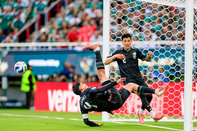 FIFA WORLD CUP 2026 MEXICO VS SOUTH KOREA FIFA WORLD CUP 2026 MEXICO VS SOUTH KOREA MEXICO VS SOUTH KOREA 06 18 2026 GUADALAJARA, JALISCO Action photo of Edson Alvarez (L) of Mexico during a Round 1 Group A match of the 2026 FIFA World Cup, held at the Estadio Guadalajara in Guadalajara, Jalisco Action photo of Edson Alvarez (left) of Mexico during a Round 1 Group A match of the 2026 FIFA World Cup, held at the Estadio Guadalajara in Guadalajara, Jalisco PHOTO BY IMAGENSHOP PHOTOGRAPHY AGENCY GUADALAJARA, JALISCO, MEXICO,detected_source_language Copyright: xJORGExREYESx