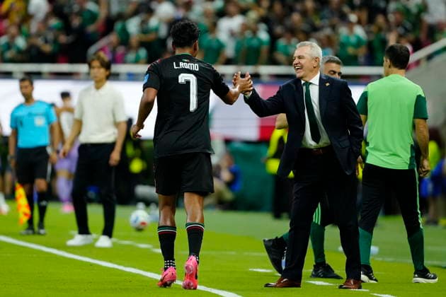 FIFA World Cup, WM, Weltmeisterschaft, Fussball 2026 - Group A - Mexico vs South Korea Mexico s head coach, Javier Aguirre (R), celebrates a goal with Luis Romo during a Group A match in the FIFA World Cup 2026 Mexico against South Korea at Akron Stadium in Guadalajara, Mexico, 18 June 2026. GUADALAJARA Mexico  Copyright: xFranciscoxGuascox