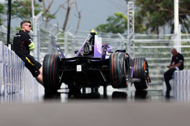 Nico Müllers Porsche 99X Electric sits on a rollboard awaiting technical inspection and appears to blur into the asphalt due to the heat, Sanya E-Prix, China, June 19, 2026, Hainan Island, China, FIA Formula E World Championship Season 12, heat haze, slightly out of focus ,detected_source_language
