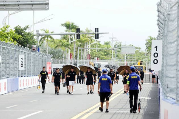 Maxililian Günther (GER), Taylor Barnard (GBR) sowie Penske, Andretti, Lola- Yamaha und dahinter Jaguar Teammitglieder teilweise mit Schirmen, um sich vor der Hitze zu schützen bei der Streckenbesichtigung, Sanya E-Prix, China, 19.06.2026, Hainan Insel, China, FIA Formel E Weltmeisterschaft Saison 12, Vorbereitung, *** Maxililian Günther (GER), Taylor Barnard (GBR), as well as team members from Penske, Andretti, Lola Yamaha, and Jaguar—some carrying umbrellas to protect themselves from the heat—during the track walk, Sanya E-Prix, China, June 19, 2026, Hainan Island, China, FIA Formula E World Championship Season 12, preparation,,detected_source_language