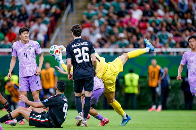 FIFA WORLD CUP 2026 MEXICO VS SOUTH KOREA FIFA WORLD CUP 2026 MEXICO VS SOUTH KOREA MEXICO VS SOUTH KOREA 06 18 2026 GUADALAJARA, JALISCO Action photo of Brian Gutierrez (No. 26) of Mexico and Kim Seung-gyu (No. 1) of South Korea during the Round 1 Group A match of the 2026 FIFA World Cup, held at the Estadio Guadalajara in Guadalajara, Jalisco Action photo of Brian Gutierrez 26 of Mexico and KIM Seunggyu 1 of South Korea, during a Round 1 Group A match of the 2026 FIFA World Cup, held at the Estadio Guadalajara in Guadalajara, Jalisco. PHOTO BY IMAGENSHOP PHOTO AGENCY GUADALAJARA, JALISCO, MEXICO,detected_source_language Copyright: xJORGExREYESx