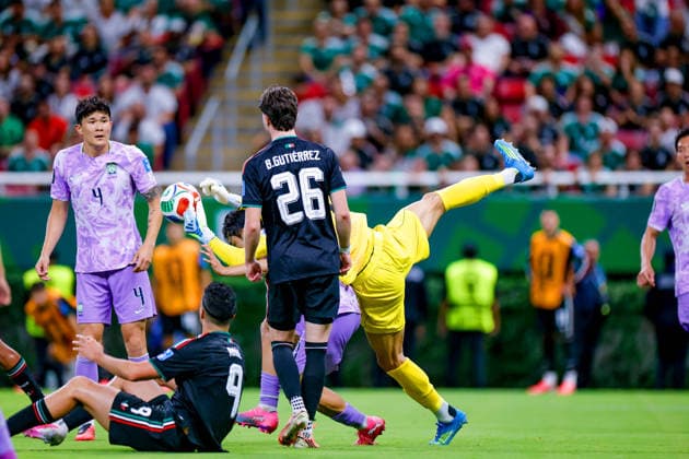 FIFA WORLD CUP 2026 MEXICO VS SOUTH KOREA FIFA WORLD CUP 2026 MEXICO VS SOUTH KOREA MEXICO VS SOUTH KOREA 06 18 2026 GUADALAJARA, JALISCO Action photo of Brian Gutierrez (No. 26) of Mexico and Kim Seung-gyu (No. 1) of South Korea during the Round 1 Group A match of the 2026 FIFA World Cup, held at the Estadio Guadalajara in Guadalajara, Jalisco Action photo of Brian Gutierrez 26 of Mexico and KIM Seunggyu 1 of South Korea, during a Round 1 Group A match of the 2026 FIFA World Cup, held at the Estadio Guadalajara in Guadalajara, Jalisco. PHOTO BY IMAGENSHOP PHOTO AGENCY GUADALAJARA, JALISCO, MEXICO,detected_source_language Copyright: xJORGExREYESx