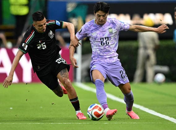 (260619) -- GUADALAJARA, June 19, 2026 -- Seol Young-woo (R) of South Korea competes with Roberto Alvarado of Mexico during a group A match between Mexico and South Korea at the 2026 FIFA World Cup, WM, Weltmeisterschaft, Fussball at Guadalajara Stadium in Guadalajara, Mexico, June 18, 2026. ) (SP)MEXICO-GUADALAJARA-FOOTBALL-FIFA WORLD CUP-GROUP A-MEX VS KOR LixMuzi 