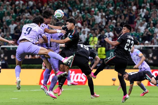 (260619) -- GUADALAJARA, June 19, 2026 -- Players fight for a headball during a group A match between Mexico and South Korea at the 2026 FIFA World Cup, WM, Weltmeisterschaft, Fussball at Guadalajara Stadium in Guadalajara, Mexico, June 18, 2026. (Photo by Xinhua) (SP)MEXICO-GUADALAJARA-FOOTBALL-FIFA WORLD CUP-GROUP A-MEX VS KOR MartinxZabala 