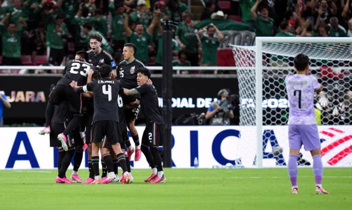 (260619) -- GUADALAJARA, June 19, 2026 -- Son Heung-min of South Korea (1st R) reacts as players of Mexico celebrate their first goal during a group A match between Mexico and South Korea at the 2026 FIFA World Cup, WM, Weltmeisterschaft, Fussball at Guadalajara Stadium in Guadalajara, Mexico, June 18, 2026. (Photo by Xinhua) (SP)MEXICO-GUADALAJARA-FOOTBALL-FIFA WORLD CUP-GROUP A-MEX VS KOR MartinxZabala 