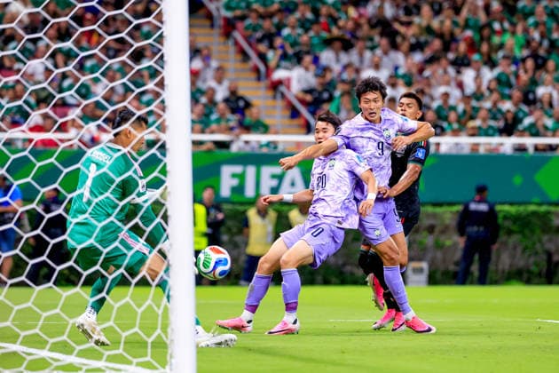 FIFA WORLD CUP 2026 MEXICO VS SOUTH KOREA FIFA WORLD CUP 2026 MEXICO VS SOUTH KOREA MEXICO VS SOUTH KOREA 06 18 2026 GUADALAJARA, JALISCO Action photo of Raul Rangel of Mexico L against YANG Hyunjun, 20, and CHO Guesung, 9, of South Korea, during the Round 1 Group A match of the 2026 FIFA World Cup, held at the Estadio Guadalajara in Guadalajara, Jalisco Action photo of Raul Rangel of Mexico L against YANG Hyunjun 20 and CHO Guesung 9 of South Korea, during a Round 1 Group A match of the 2026 FIFA World Cup, held at the Estadio Guadalajara in Guadalajara, Jalisco PHOTO BY IMAGENSHOP PHOTO AGENCY GUADALAJARA JALISCO MEXICO,detected_source_language Copyright: xYOALIxMARTINEZx