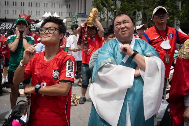 Fans watch Mexico-South Korea match on giant screens in Seoul SEOUL, SOUTH KOREA - JUNE19: Football fans wearing jerseys gather cheering on the FIFA World Cup, WM, Weltmeisterschaft, Fussball match between South Korea and Mexico as they watch the competition on massive outdoor screens at Gwanghwamun Square in Seoul, South Korea, on June 19, 2026. Hwawon Ceci Lee Anadolu Seoul South Korea. Editorial use only. Please get in touch for any other usage.  Copyright: x2026xAnadoluxHwawonxCecixLeex