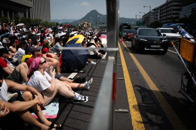 Fans watch Mexico-South Korea match on giant screens in Seoul SEOUL, SOUTH KOREA - JUNE19: Football fans wearing jerseys gather cheering on the FIFA World Cup, WM, Weltmeisterschaft, Fussball match between South Korea and Mexico as they watch the competition on massive outdoor screens at Gwanghwamun Square in Seoul, South Korea, on June 19, 2026. Hwawon Ceci Lee Anadolu Seoul South Korea. Editorial use only. Please get in touch for any other usage.  Copyright: x2026xAnadoluxHwawonxCecixLeex