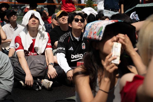 Fans watch Mexico-South Korea match on giant screens in Seoul SEOUL, SOUTH KOREA - JUNE19: Football fans wearing jerseys gather cheering on the FIFA World Cup, WM, Weltmeisterschaft, Fussball match between South Korea and Mexico as they watch the competition on massive outdoor screens at Gwanghwamun Square in Seoul, South Korea, on June 19, 2026. Hwawon Ceci Lee Anadolu Seoul South Korea. Editorial use only. Please get in touch for any other usage.  Copyright: x2026xAnadoluxHwawonxCecixLeex