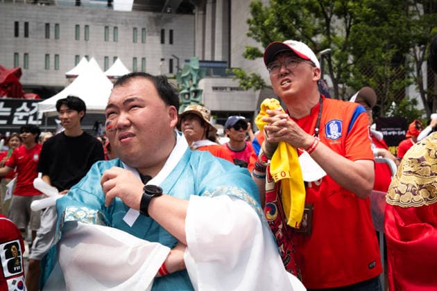 Fans watch Mexico-South Korea match on giant screens in Seoul SEOUL, SOUTH KOREA - JUNE19: Football fans wearing jerseys gather cheering on the FIFA World Cup, WM, Weltmeisterschaft, Fussball match between South Korea and Mexico as they watch the competition on massive outdoor screens at Gwanghwamun Square in Seoul, South Korea, on June 19, 2026. Hwawon Ceci Lee Anadolu Seoul South Korea. Editorial use only. Please get in touch for any other usage.  Copyright: x2026xAnadoluxHwawonxCecixLeex