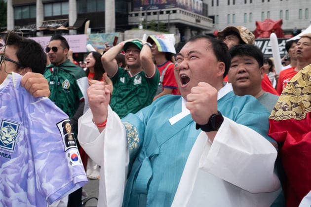Fans watch Mexico-South Korea match on giant screens in Seoul SEOUL, SOUTH KOREA - JUNE19: Football fans wearing jerseys gather cheering on the FIFA World Cup, WM, Weltmeisterschaft, Fussball match between South Korea and Mexico as they watch the competition on massive outdoor screens at Gwanghwamun Square in Seoul, South Korea, on June 19, 2026. Hwawon Ceci Lee Anadolu Seoul South Korea. Editorial use only. Please get in touch for any other usage.  Copyright: x2026xAnadoluxHwawonxCecixLeex