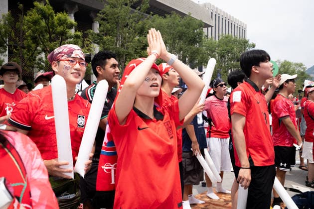 Fans watch Mexico-South Korea match on giant screens in Seoul SEOUL, SOUTH KOREA - JUNE19: Football fans wearing jerseys gather cheering on the FIFA World Cup, WM, Weltmeisterschaft, Fussball match between South Korea and Mexico as they watch the competition on massive outdoor screens at Gwanghwamun Square in Seoul, South Korea, on June 19, 2026. Hwawon Ceci Lee Anadolu Seoul South Korea. Editorial use only. Please get in touch for any other usage.  Copyright: x2026xAnadoluxHwawonxCecixLeex
