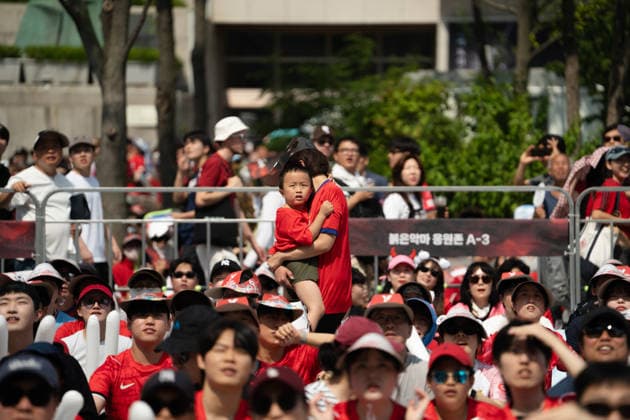 Fans watch Mexico-South Korea match on giant screens in Seoul SEOUL, SOUTH KOREA - JUNE19: Football fans wearing jerseys gather cheering on the FIFA World Cup, WM, Weltmeisterschaft, Fussball match between South Korea and Mexico as they watch the competition on massive outdoor screens at Gwanghwamun Square in Seoul, South Korea, on June 19, 2026. Hwawon Ceci Lee Anadolu Seoul South Korea. Editorial use only. Please get in touch for any other usage.  Copyright: x2026xAnadoluxHwawonxCecixLeex