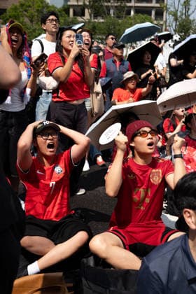 Fans watch Mexico-South Korea match on giant screens in Seoul SEOUL, SOUTH KOREA - JUNE19: Football fans wearing jerseys gather cheering on the FIFA World Cup, WM, Weltmeisterschaft, Fussball match between South Korea and Mexico as they watch the competition on massive outdoor screens at Gwanghwamun Square in Seoul, South Korea, on June 19, 2026. Hwawon Ceci Lee Anadolu Seoul South Korea. Editorial use only. Please get in touch for any other usage.  Copyright: x2026xAnadoluxHwawonxCecixLeex
