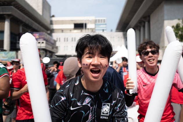 Fans watch Mexico-South Korea match on giant screens in Seoul SEOUL, SOUTH KOREA - JUNE19: Football fans wearing jerseys gather cheering on the FIFA World Cup, WM, Weltmeisterschaft, Fussball match between South Korea and Mexico as they watch the competition on massive outdoor screens at Gwanghwamun Square in Seoul, South Korea, on June 19, 2026. Hwawon Ceci Lee Anadolu Seoul South Korea. Editorial use only. Please get in touch for any other usage.  Copyright: x2026xAnadoluxHwawonxCecixLeex