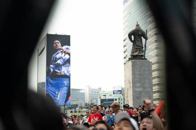 Fans watch Mexico-South Korea match on giant screens in Seoul SEOUL, SOUTH KOREA - JUNE19: A statue of Admiral Yi Sun-Sin is seen as football fans gather cheering on the FIFA World Cup, WM, Weltmeisterschaft, Fussball match between South Korea and Mexico as they watch the competition on massive outdoor screens at Gwanghwamun Square in Seoul, South Korea, on June 19, 2026. Hwawon Ceci Lee Anadolu Seoul South Korea. Editorial use only. Please get in touch for any other usage.  Copyright: x2026xAnadoluxHwawonxCecixLeex