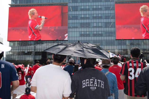 Fans watch Mexico-South Korea match on giant screens in Seoul SEOUL, SOUTH KOREA - JUNE19: Football fans wearing jerseys gather cheering on the FIFA World Cup, WM, Weltmeisterschaft, Fussball match between South Korea and Mexico as they watch the competition on massive outdoor screens at Gwanghwamun Square in Seoul, South Korea, on June 19, 2026. Hwawon Ceci Lee Anadolu Seoul South Korea. Editorial use only. Please get in touch for any other usage.  Copyright: x2026xAnadoluxHwawonxCecixLeex