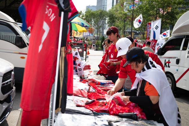 Fans watch Mexico-South Korea match on giant screens in Seoul SEOUL, SOUTH KOREA - JUNE19: Football fans wearing jerseys gather cheering on the FIFA World Cup, WM, Weltmeisterschaft, Fussball match between South Korea and Mexico as they watch the competition on massive outdoor screens at Gwanghwamun Square in Seoul, South Korea, on June 19, 2026. Hwawon Ceci Lee Anadolu Seoul South Korea. Editorial use only. Please get in touch for any other usage.  Copyright: x2026xAnadoluxHwawonxCecixLeex