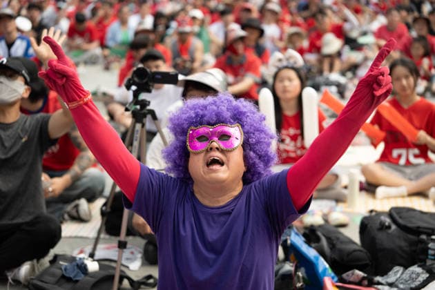 Fans watch Mexico-South Korea match on giant screens in Seoul SEOUL, SOUTH KOREA - JUNE19: Football fans wearing jerseys gather cheering on the FIFA World Cup, WM, Weltmeisterschaft, Fussball match between South Korea and Mexico as they watch the competition on massive outdoor screens at Gwanghwamun Square in Seoul, South Korea, on June 19, 2026. Hwawon Ceci Lee Anadolu Seoul South Korea. Editorial use only. Please get in touch for any other usage.  Copyright: x2026xAnadoluxHwawonxCecixLeex