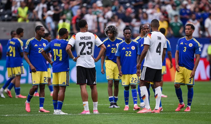 Fussball FIFA WM 2026 Vorrunde Gruppe E in Houston Deutschland - Curacao 14.06.2026 Eine Gruppe von Spieler versammelt sich nach dem Spiel im Mittelkreis und betet gemeinsam: Joshua Brenet (Curacao), Kenji Gorre (Curacao), Felix Nmecha (Deutschland), Armando Obispo (Curacao), Kevin Felida (Curacao), Gervane Kastaneer Curacao), Jonathan Tah (Deutschland) und Jurien Gaari (v.li, Curacao) *** Soccer