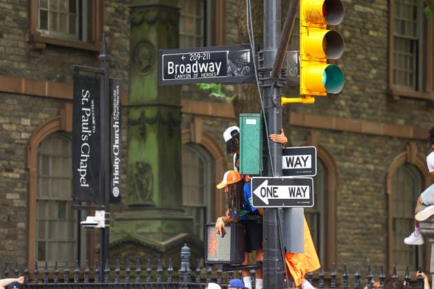 The New York Knicks Championship Parade Knicks fans climb a street light post during the Knicks Championship Parade on Broadway in New York, New York, on June 18, 2026. New York City N.Y. United States  Copyright: xGordonxDonovanx originalFilename:donovan-knicksch260618_npjWp.jpg
