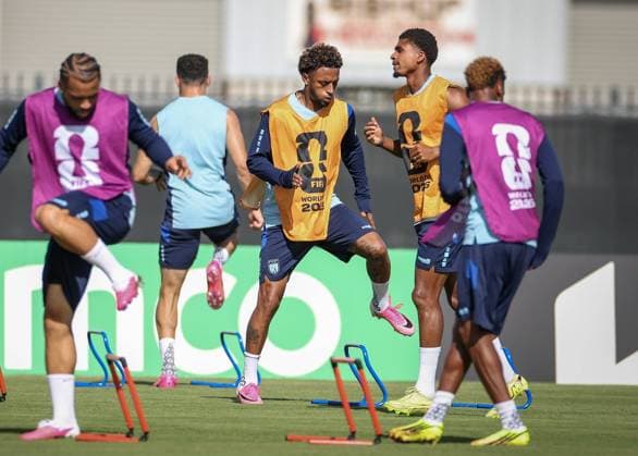 June 18, 2026, Tampa, Florida, USA: Cape Verde forward Ryan Mendes, third from right, runs through drills with teammates during practice Thursday, June 18, 2026 in Tampa. Tampa USA - ZUMAs70_ 20260618_zan_s70_021 Copyright: xChrisxUrsox Tampa USA - ZUMA0859 0859505078st Copyright: xIMAGO ChrisxUrsox